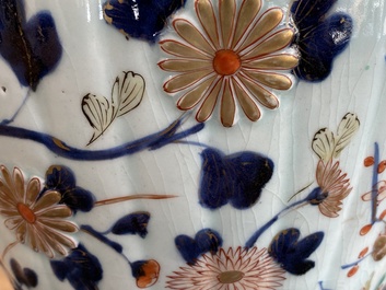 A pair of Japanese Imari vases and covers, Edo, 17/18th C.