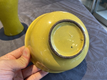 Deux vases et un bol en porcelaine de Chine en jaune monochrome, 20&egrave;me