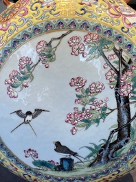Vase de type 'bianhu' en porcelaine de Chine famille rose, marque de Jiaqing, R&eacute;publique