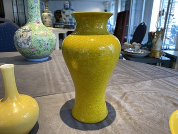 Deux vases et un bol en porcelaine de Chine en jaune monochrome, 20&egrave;me