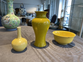 Deux vases et un bol en porcelaine de Chine en jaune monochrome, 20&egrave;me