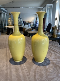 Paire de vases en porcelaine de Chine en jaune monochrome, marque de Kangxi, 20&egrave;me