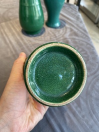 Trois vases en porcelaine de Chine &agrave; &eacute;mail vert, 19/20&egrave;me