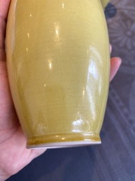 Paire de vases en porcelaine de Chine en jaune monochrome, marque de Kangxi, 20&egrave;me