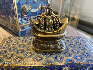 Een rechthoekige Chinese cloisonn&eacute; wierookbrander met deksel, Qing