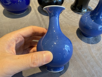 Cinq vases en porcelaine de Chine en bleu et noir monochrome, 19/20&egrave;me