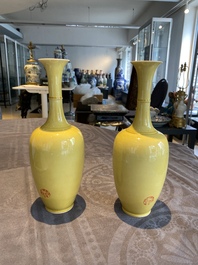 Paire de vases en porcelaine de Chine en jaune monochrome, marque de Kangxi, 20&egrave;me