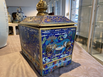 Een rechthoekige Chinese cloisonn&eacute; wierookbrander met deksel, Qing