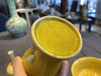 Deux vases et un bol en porcelaine de Chine en jaune monochrome, 20&egrave;me