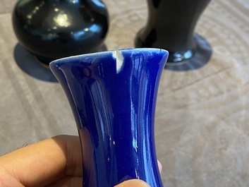 Cinq vases en porcelaine de Chine en bleu et noir monochrome, 19/20&egrave;me