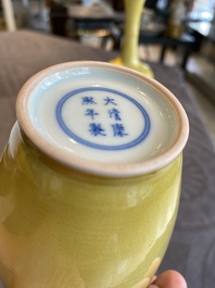 Paire de vases en porcelaine de Chine en jaune monochrome, marque de Kangxi, 20&egrave;me