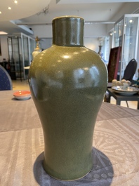 Vase de forme 'meiping' en porcelaine de Chine &agrave; &eacute;mail 'poudre de th&eacute;', marque de Qianlong, 19/20&egrave;me