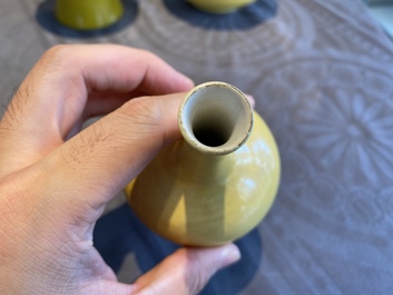 Deux vases et un bol en porcelaine de Chine en jaune monochrome, 20&egrave;me