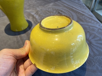 Twee Chinese monochrome gele vazen en een kom, 20e eeuw