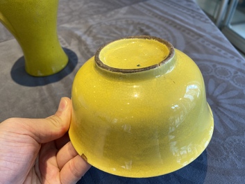 Deux vases et un bol en porcelaine de Chine en jaune monochrome, 20&egrave;me