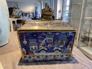 Een rechthoekige Chinese cloisonn&eacute; wierookbrander met deksel, Qing