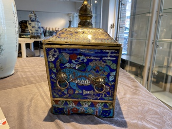 Een rechthoekige Chinese cloisonn&eacute; wierookbrander met deksel, Qing