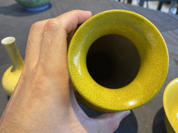 Deux vases et un bol en porcelaine de Chine en jaune monochrome, 20&egrave;me