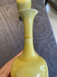 Paire de vases en porcelaine de Chine en jaune monochrome, marque de Kangxi, 20&egrave;me