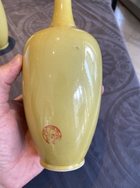 Paire de vases en porcelaine de Chine en jaune monochrome, marque de Kangxi, 20&egrave;me