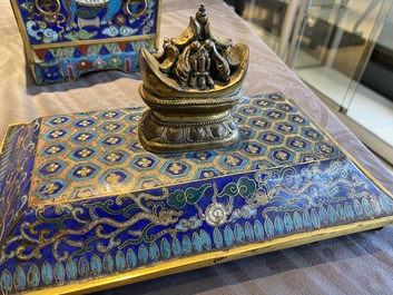 Een rechthoekige Chinese cloisonn&eacute; wierookbrander met deksel, Qing