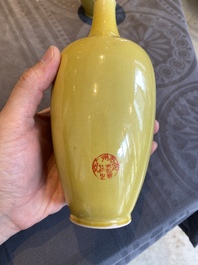 Paire de vases en porcelaine de Chine en jaune monochrome, marque de Kangxi, 20&egrave;me