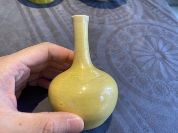 Deux vases et un bol en porcelaine de Chine en jaune monochrome, 20&egrave;me