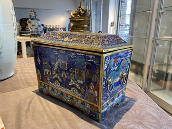 Een rechthoekige Chinese cloisonn&eacute; wierookbrander met deksel, Qing