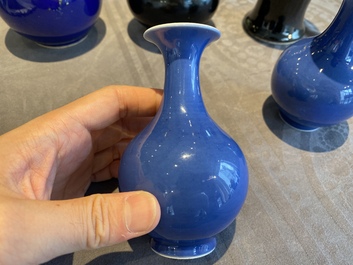 Cinq vases en porcelaine de Chine en bleu et noir monochrome, 19/20&egrave;me