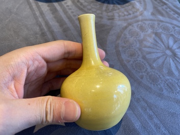 Deux vases et un bol en porcelaine de Chine en jaune monochrome, 20&egrave;me