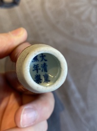 Een paar Chinese vaasjes met perzikbloesemglazuur op houten sokkel, Kangxi merk, 19e eeuw