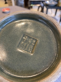 Een Chinese monochrome 'teadust'-geglazuurde 'meiping' vaas, Qianlong merk, 19/20e eeuw