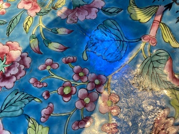 Een grote Chinese schotel in Canton email met floraal decor, Qianlong