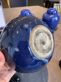 Une paire de pots couverts et trois br&ucirc;le-parfums en porcelaine de Chine en bleu monochrome, 19/20&egrave;me