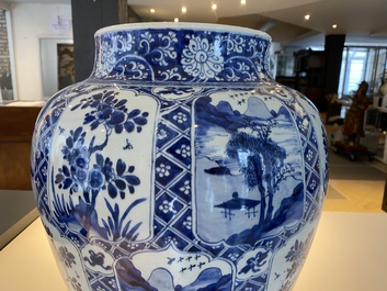Grande garniture de trois vases en porcelaine de Chine en bleu et blanc, Kangxi