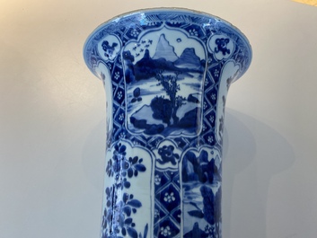 Een groot driedelig Chinees blauw-wit kaststel, Kangxi