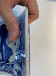 Grande garniture de trois vases en porcelaine de Chine en bleu et blanc, Kangxi