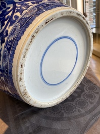 Een Chinese blauw-witte pot met lotusslingers, 19e eeuw