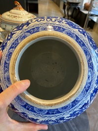 Pot en porcelaine de Chine en bleu et blanc &agrave; d&eacute;cor de rinceaux de lotus, 19&egrave;me