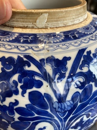 Pot en porcelaine de Chine en bleu et blanc &agrave; d&eacute;cor de rinceaux de lotus, 19&egrave;me