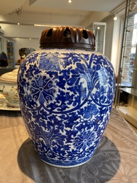 Pot en porcelaine de Chine en bleu et blanc &agrave; d&eacute;cor de rinceaux de lotus, 19&egrave;me