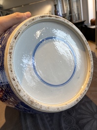 Een Chinese blauw-witte pot met lotusslingers, 19e eeuw