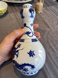Een Chinese blauw-witte flesvormige 'draken' vaas, Jiajing merk, 19/20e eeuw