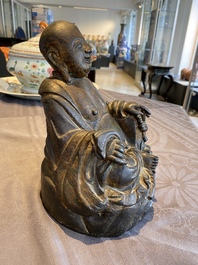 Een Chinese vergulde bronzen Boeddha zittend op een rots, Ming