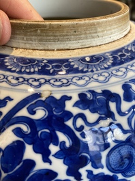 Pot en porcelaine de Chine en bleu et blanc &agrave; d&eacute;cor de rinceaux de lotus, 19&egrave;me