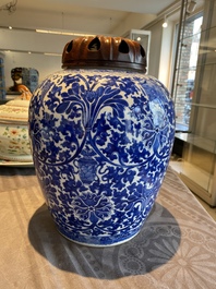 Een Chinese blauw-witte pot met lotusslingers, 19e eeuw