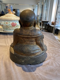 Een Chinese vergulde bronzen Boeddha zittend op een rots, Ming