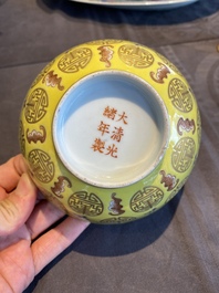 Bol en porcelaine de Chine &agrave; d&eacute;cor de chauves-souris et de caract&egrave;res Shou sur fond jaune, marque de Guangxu, R&eacute;publique