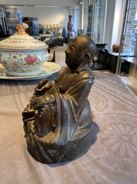 Een Chinese vergulde bronzen Boeddha zittend op een rots, Ming