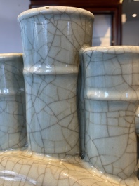 Grand vase de type 'bianhu' &agrave; trois cols en porcelaine de Chine de type 'ge' orn&eacute; d'embl&egrave;mes tao&iuml;stes, marque et peut-&ecirc;tre &eacute;poque de Yongzheng